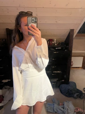 Klänning med öppen rygg - Säljer en vit kortklänning från Nakd i nyskick storlek 32💕