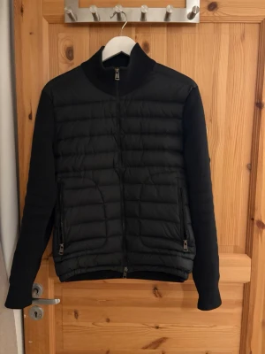 Moncler Cardigan - Svart Moncler Cardigan i storlek S/M, Skick 8,5/10, skriv vid minsta lilla fundering