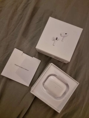 AirPods Pro (2:a generationen) – bra skick  - Säljer ett par Apple AirPods Pro 2 i mycket bra skick. Allt fungerar perfekt: ljud, aktiv brusreducering, transparensläge och mikrofon. Riktigt bra ljud och sjukt smidiga i vardagen, särskilt om du har iPhone. ✔Aktiv brusreducering + transparensläge ✔ Bra batteritid ✔ Rena och välskötta ✔ Perfekta för skola, gym och resor  Säljs eftersom de inte används, har endast använt 2-3 gånger. köparen står för frakt.  Jag kan pruta ner priset.