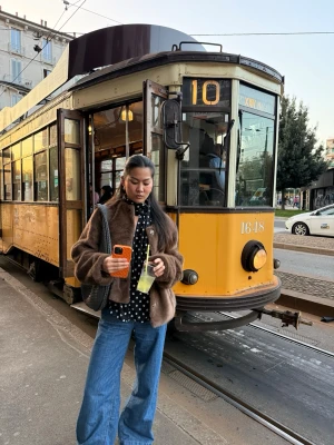 Brun fuskpälsjacka - Säljer en brun fuskpälsjacka med klassisk krage och dragkedja framtill. Den är mjuk och fluffig, vilket ger en trendig och mysig look.
