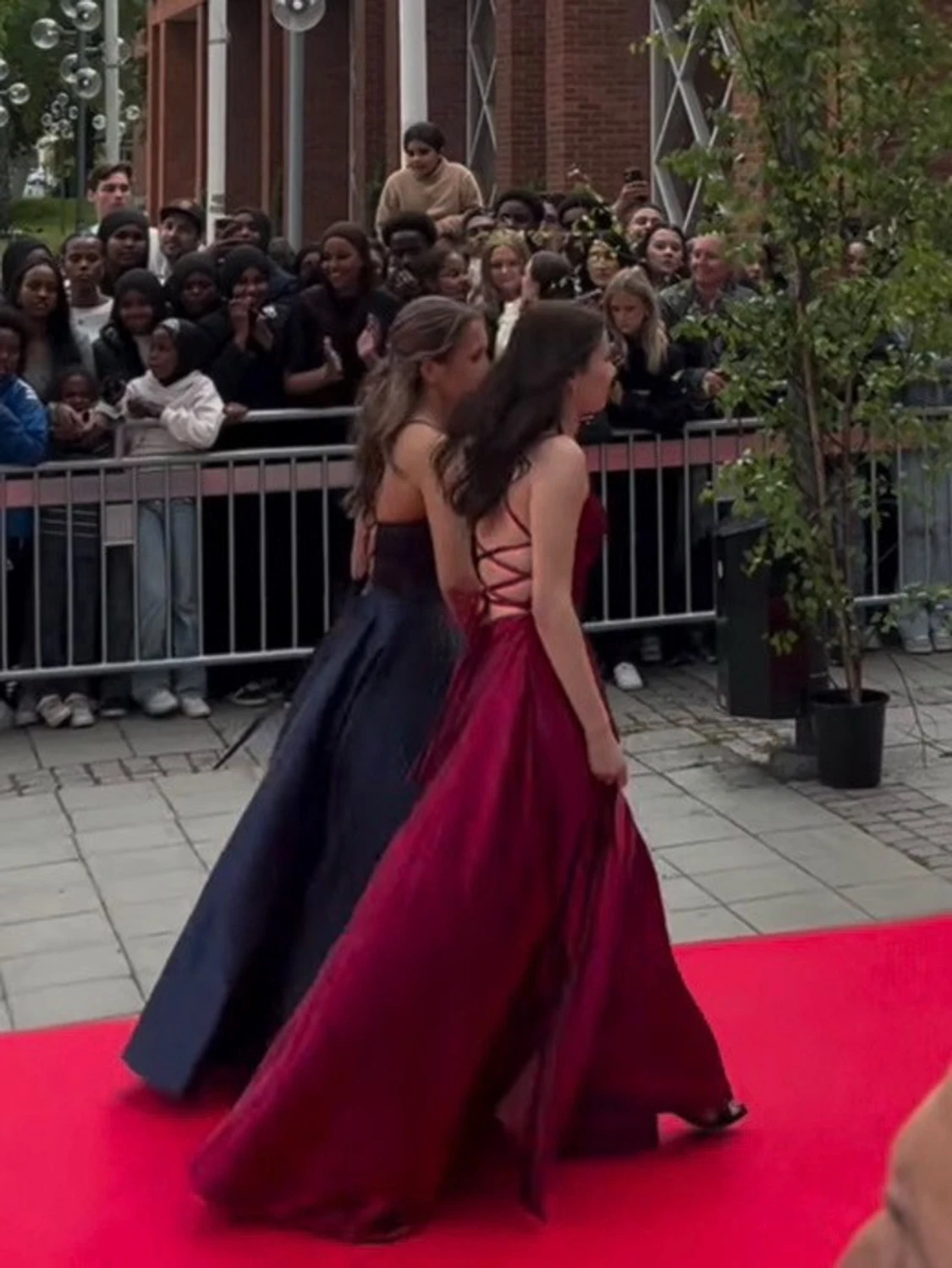 Vinröd balklänning med snörning - 4