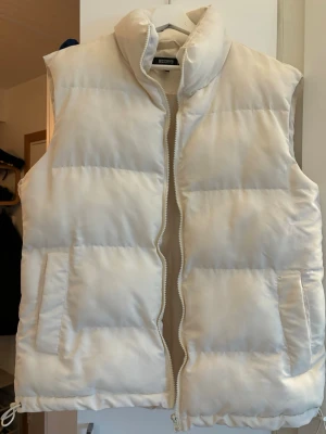 Väst - Snygg och puffig vit dunväst från Missquided med krage och dragkedja framtill. Västen har två stora fickor på sidorna🤍🤍fint skick!