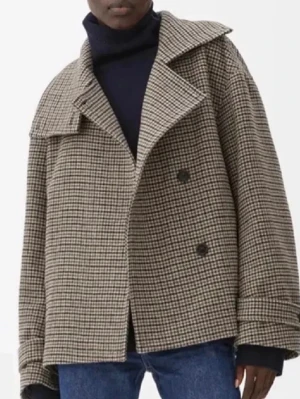 Arket kappa - Snygg oversized kappa från Arket med brunt och beige rutigt mönster, bred krage och dubbelknäppning. Jackan har långa ärmar med knappdetaljer vid mudden och är tillverkad i en ullblandning. Sparsamt använd, inga defekter! 🥰