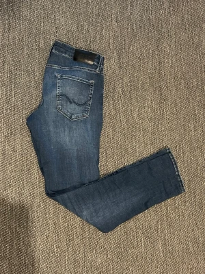 Blå slim fit jeans  - Helt nya snygga mörkblå slim fit jeans från Jack and Jones intellgence. I st 30/32