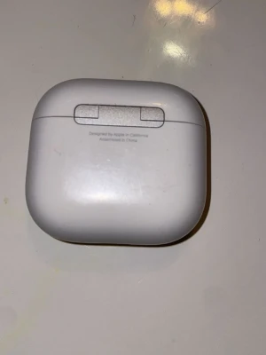 Apple AirPods 4  - Säljer ett par Apple AirPods 4 helt äkta dem är i mycket bra kondition har knappt används har laddare till den men inte boxen 