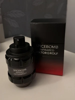 Spicebomb Infrared parfym Viktor & Rolf - Spicebomb Infrared från Viktor & Rolf är en parfym i en svart, grenadeformad flaska med modern design. Förpackningen har en snygg svart till röd färgskiftning och tydlig logga. Perfekt för dig som gillar kryddiga och intensiva dofter.
