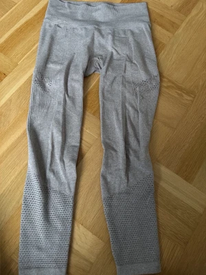 Beige amin träningsbyxor  - Lite slitna i nätet på byxorna