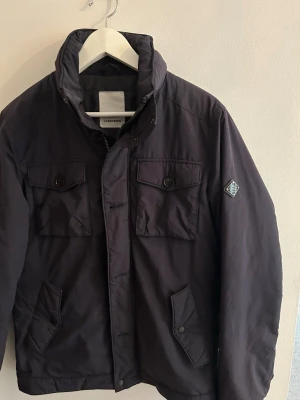 J. Lindeberg cardigan/feild jacket - Hej, säljer denna feta cardigan/feild jacket. Den är mörkblå och riktigt fet. Den passar perfekt till som är ca 180cm lång. Hör av er vid frågor eller intresse.
