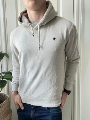 Morris hoodie beige  - Morris hoodie beige, Inga defekter förutom en pytte liten fläck längst ned i ryggen som inte märks ! Modellen i bilderna är 180 cm 75 kg och bär Storlek S , Kom med frågor! 🌟 (Kan gå ned i pris vid köp av paket 😉) 
