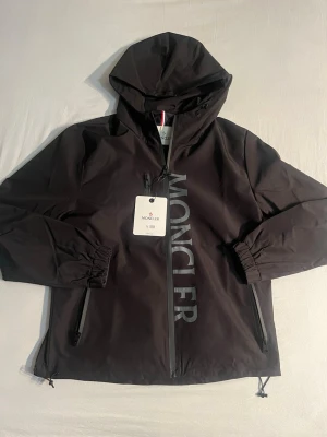 Svart vindjacka från Moncler - Som helt ny. Ända problemet är att nfc inte funkar