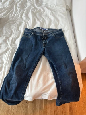 Blå jeans från Jacob Cohen - Säljer dessa Jacob Cohen jeans då de ej kommer till användning. De bör nämnas att dessa är uppsydda till min längd och jag är ungefär 184cm.