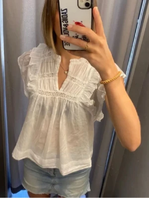 Vit neo noir blus - Super söt topp, OBS har en svart träningstopp under så sådär mycket syns det inte med en vanlig bh! Ursprungspris 600, första bilden är lånad