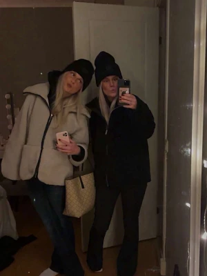 Arket Beige teddyjacka  - Jacksan till vänster. Oversized från Arket. Stora fickor framtill, markerad svart dragkedja. Så så fin ❤️