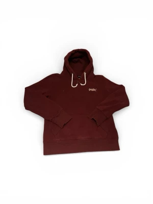 Vinröd hoodie från SuperDry - Snygg vinröd hoodie från SuperDry, väldigt bra skick! Storleken är orginalt 36 vilket motsvarar XS men skulle säga att tröjan är XXS, om du är osäker på stroke skriv till mig för mått!!