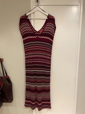 Virkad klänning  - Superhärlig klänning från Lindex i samarbete med  Missoni. En klänning som är lätt att både klä upp och ner, men också perfekt som strandklänning. Köpt på second hand, endast använd ett fåtal gånger. Inga defekter.🌺