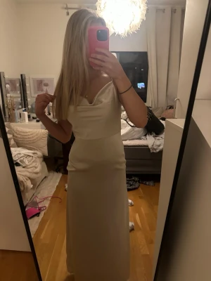 Balklänning - En jätte fin balklänning som man kan använda på bal eller bröllop eller andra fester, endast använd 1 gång.🥰❤️