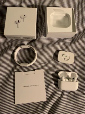 AirPods Pro 2nd gen  - Säljer ett par AirPods (äkta) hör av er vid minsta fundering.