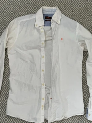 Morris skjorta - En riktigt fet Morris skjorta i storlek XS. Perfekt för speciella tillfällen som kalas osv. Mycket bra skick knappt använt. Kontakta om intresse!