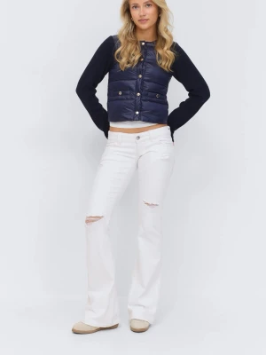 Vita bootcut jeans med slitningar - Snygga vita bootcut jeans med slitningar på låret och knät. Jeansen har låg midja. Är helt nya från gina, prislappen kvar. Helt slutsålda på hemsidan.