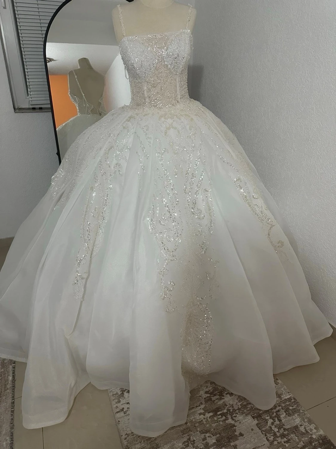 Vit glittrig balklänning