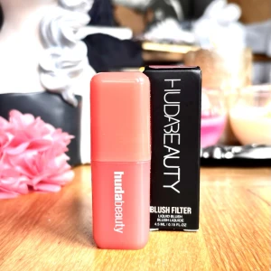 HUDA BEAUTY Blush Filter  ”Sunset Lychee”! - HUDA BEAUTY Blush Filter - Liquid Blush ”Sunset Lychee”. 4,5 ml. Oanvänd med kartong.