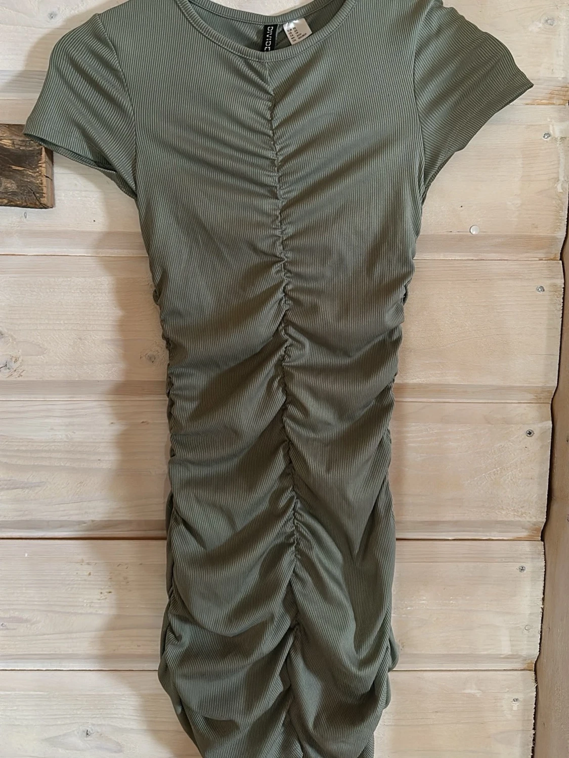 Grön ribbad kortklänning 