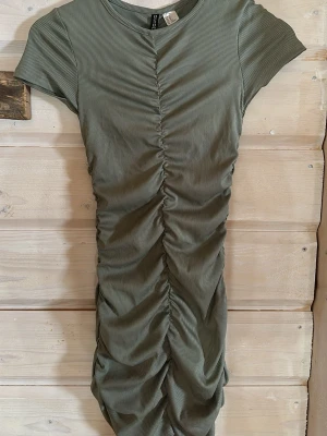 Grön ribbad kortklänning  - Grön tight klänning