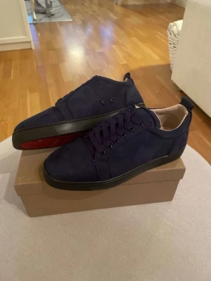 Christian Louboutin - Mörkblåa Christian Louboutin med röd sula. Helt nya oanvända, perfekt skick