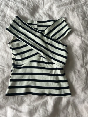 Randig offshoulder topp!  - Trendig offshoulder topp från hm med marinblå och vita ränder. Slutsåld på hemsidan! 