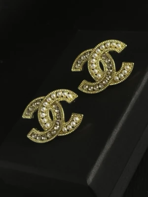 Örhängen  - Helt nya örhängen.