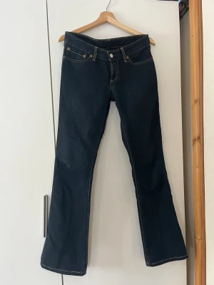 Mörkblå bootcut jeans - Lågmidjade jeans från Levis. 