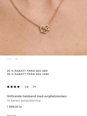 Guldhalsband evighetstrcken, Pandora  - Snyggt halsband i guldplätering med ett glittrande evighetstecken dekorerat med små pärlor. Kedjan är tunn och elegant, och hänget har en modern design som verkligen sticker ut. Perfekt för dig som gillar stilrena smycken med en twist. 🤍🧸