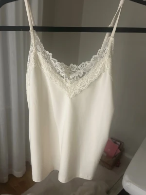 spets linne - Helt slutsålt vitt spets linne från Veromoda, endast testat!!🥰