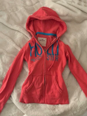 vintage yk2 hollister zip kofta tröja korall  - Superfin korall färgad vintage hollister zip tröja/kofta med blått tryck och glitter. Fint skick och stl S!💕