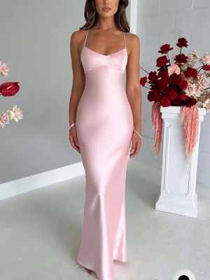 Ljusrosa balklänning med öppen rygg - Jättesnygg ljusrosa balklänning i satinliknande material med smala axelband och snygg öppen rygg med snörningsdetalj. Klänningen har en figurnära passform och en mjuk glansig yta som ger en lyxig känsla. Köpt från babyboo och kostat en del med frakt säljer därför endast för bra bud🫶