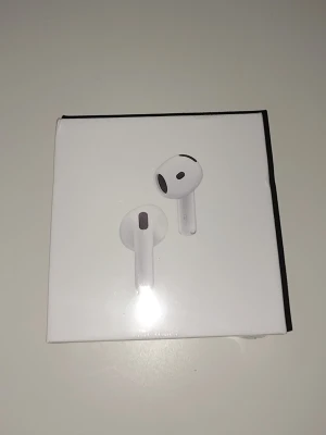Apple AirPods 4 med brusreducering - Säljer ett par vita Apple AirPods 4 med aktiv brusreducering. Trådlösa in-ear hörlurar i stilren design, kompatibla med USB-C och Apple Watch. Perfekta för musik, samtal och gaming. Levereras i originalförpackning.