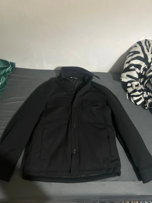 Zara svart overshirt S - Säljer en overshirt helt ny, trodde att de skulle passa men den va för liten sedan vänta jag för länge så kan ej lämna tillbaka den. Pris kan diskuteras 