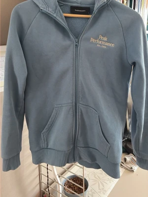 Peak tröja - Peak performance tröja på storlek M men den har krympt i tvätten lite så nu är den en S. Den är inte använd mycket