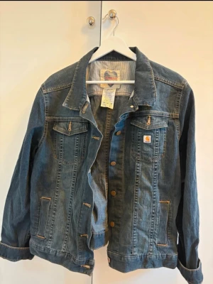 Carhartt jeansjacka - Storlek XL men passar bra som oversize för någon som kanske har M. Skriv vid frågor :))