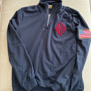 Jeffrey Epstein Quarter Zip - Helt ny Eptin Quarter Zip i Marinblå, strl M. Oanvänd och i nyskick. Säljes då den inte kommer till användning. Skickas snabbt vid smidig affär.