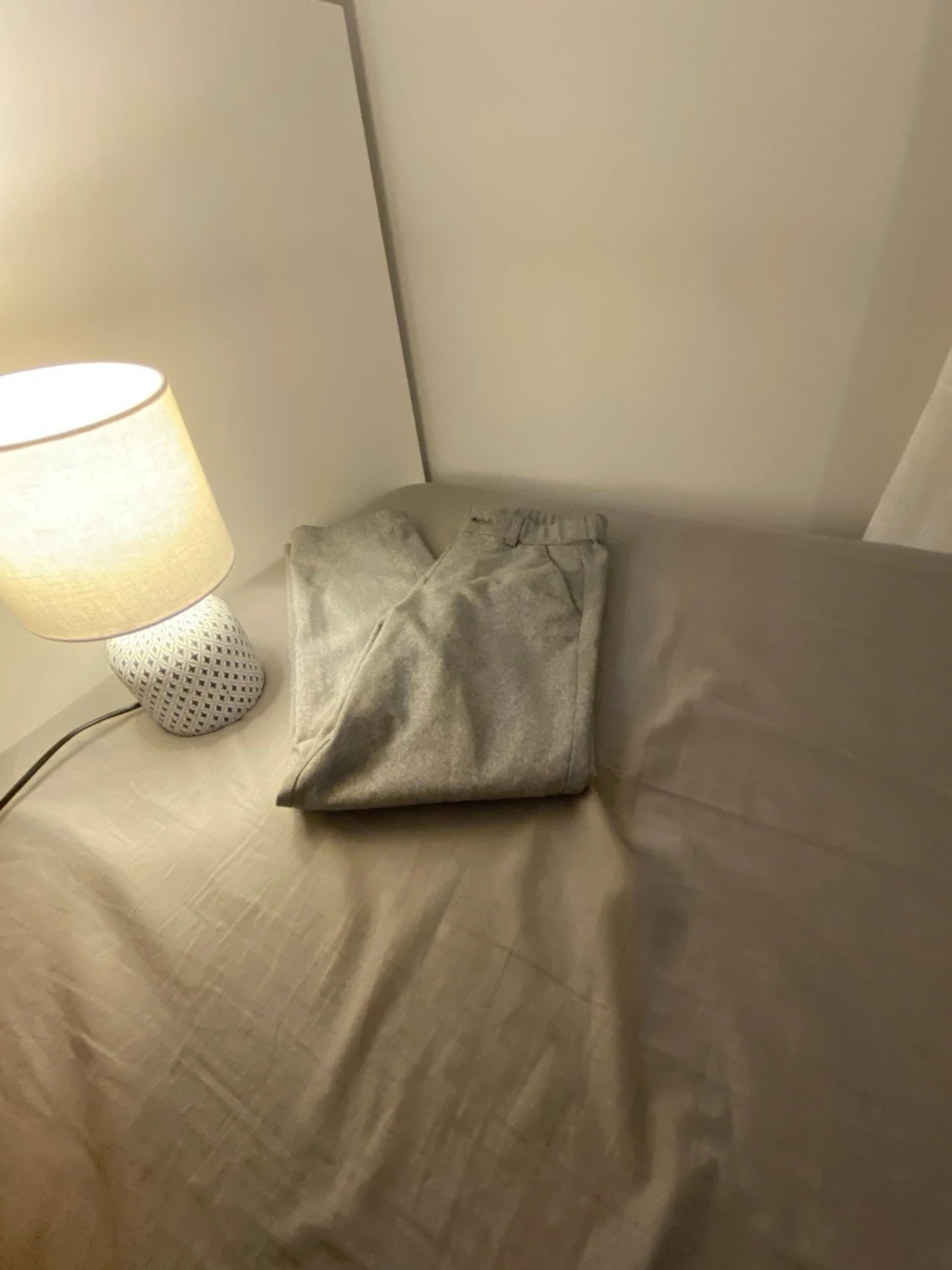 Grå kostymbyxor med pressveck - 1