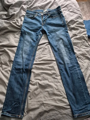 Blå jeans regular - Hej, säljer nu mina jeans då de är för små. Se storlek på bilden:) /Elliot