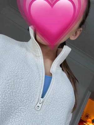 Vit teddytröja med halv dragkedja - Mysig vit teddytröja med hög krage och halv dragkedja framtill. Tröjan har en avslappnad passform och är gjord i ett fluffigt, stickat material som håller dig varm. Perfekt att slänga på sig över en t-shirt för en chill look. 100kr vid snabb affär💕