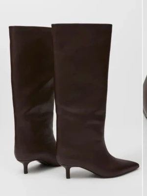 Stiletto boots  - Från Nelly, bruna boots med 5,5 cm klack😍 Anvånda en gång vad jag kan minnas, ser helt nya ut. SLUTSÅLDA online 