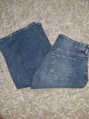 wide/baggy jeans - snygg wide/baggy blå jeans från h&m, de har en low/regular waist. de är lite slitna ner till (de är designade så) har nästan aldrig använts 