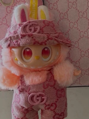 Gg labubu kläder rosa  - Supersöta rosa kläder till labubu! Perfekt för att göra sin väska extra lyxig 😍OBS LABUBU INGÅR EJ ENDAST KLÄDER!