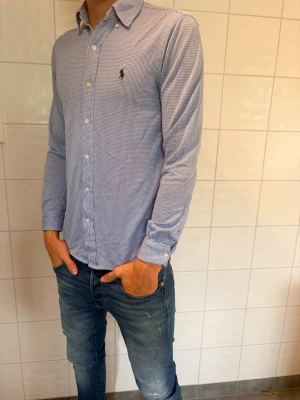Ralph Lauren skjorta  - Säljer nu en knit dress skjorta från Ralph Lauren. Mycket fint skick. Jag på bilden är 185cm lång. Hör av er vid frågor eller funderingar!✌️ 
