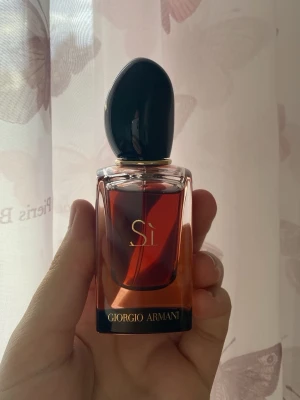 Giorgio Armani Sì Intense EdP 30ml - Giorgio Armani Sì Intense Eau de Parfum i 30 ml flaska. Doftnoter: svarta vinbär, ros och bourbon vanilj. 