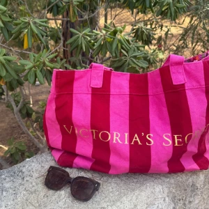 Victoria’s Secret beachväska - Otroligt fin väska från Victoria’s secret, knappast använd. Passar perfekt för att lägga i saker till stranden eller för andra tillfällen!!💕❤️(första bilden är den mer exakta färgen på väskan)