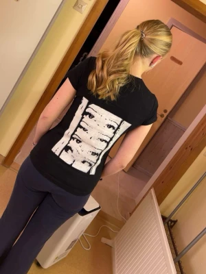 Valfri design på t-shirts eller linne - !!!T-SHIRTEN PÅ BILDEN ÄR INTE TILL SALU!!! men är till för att visa vad jag är kapabel till att göra. Välj egen design för ett rimligt pris då priset på själva bastoppen ingår i samma pris. Skriv om du är intresserad och jag svarar ganska snabbt🥰 (själva beställningen kan ta lite längre)